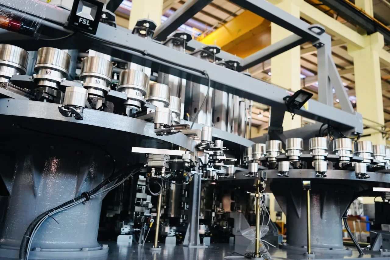 里程碑時(shí)刻!達(dá)意隆引領(lǐng)亞洲首臺(tái)自制72000BPH高速吹貼灌旋